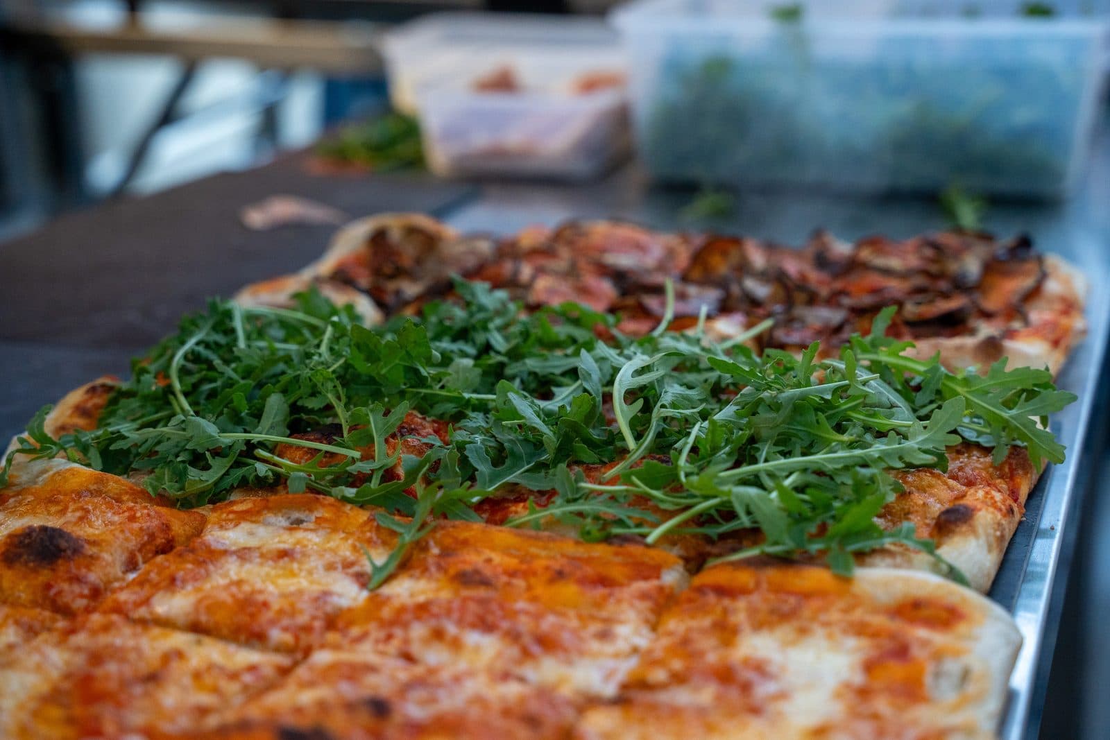 Frische Rucola kommt auf die Pizza