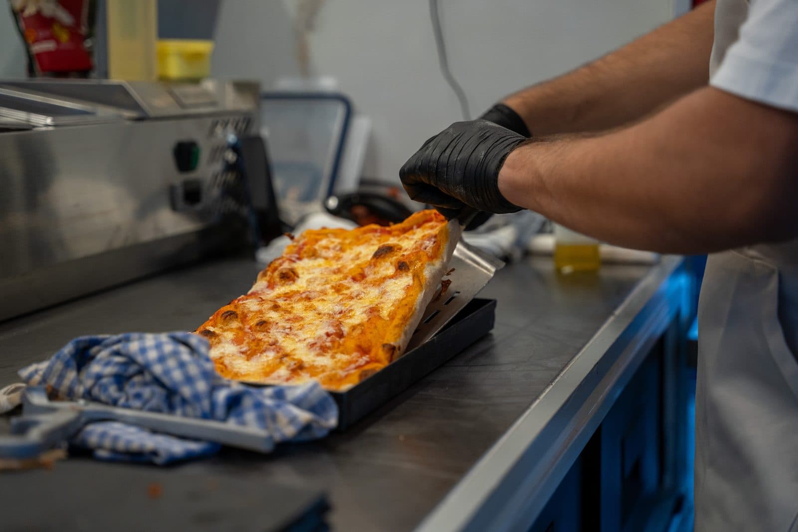 Frisch gebackene Pizza al Taglio