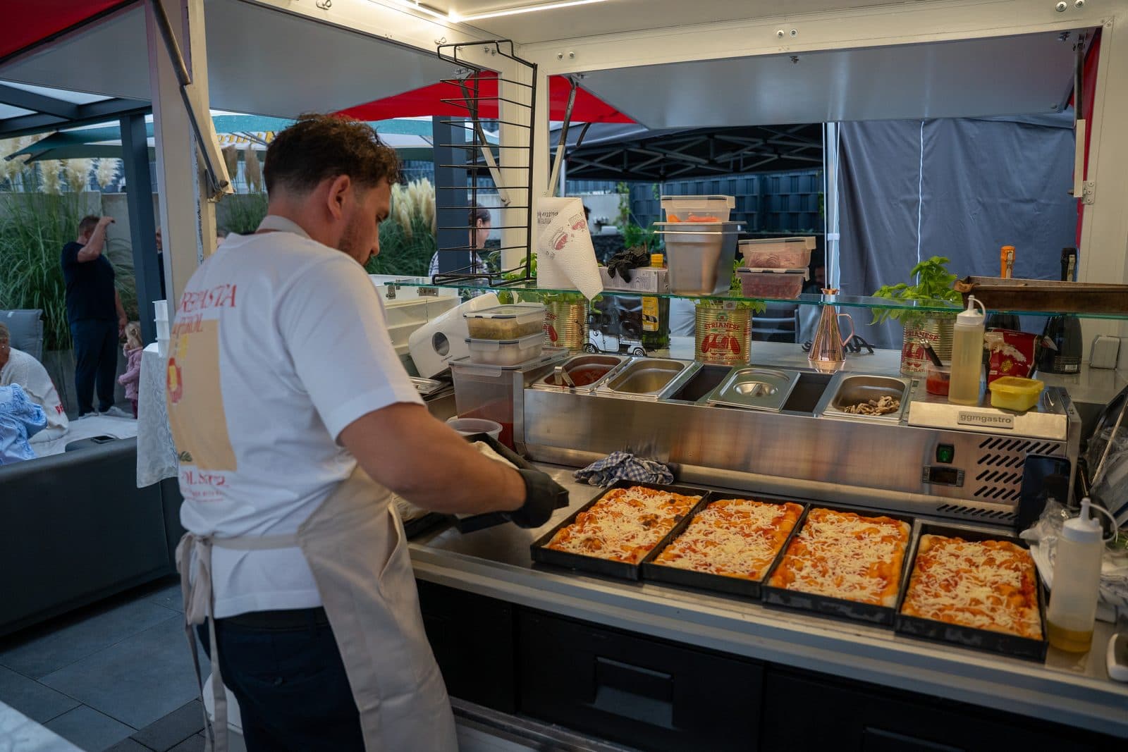 Die Pizza Ape im Einsatz, Gäste im Hintergrund