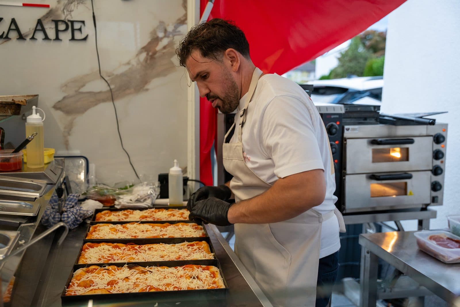 Der Stand der Pizza Ape auf einem Event, mit Buffet