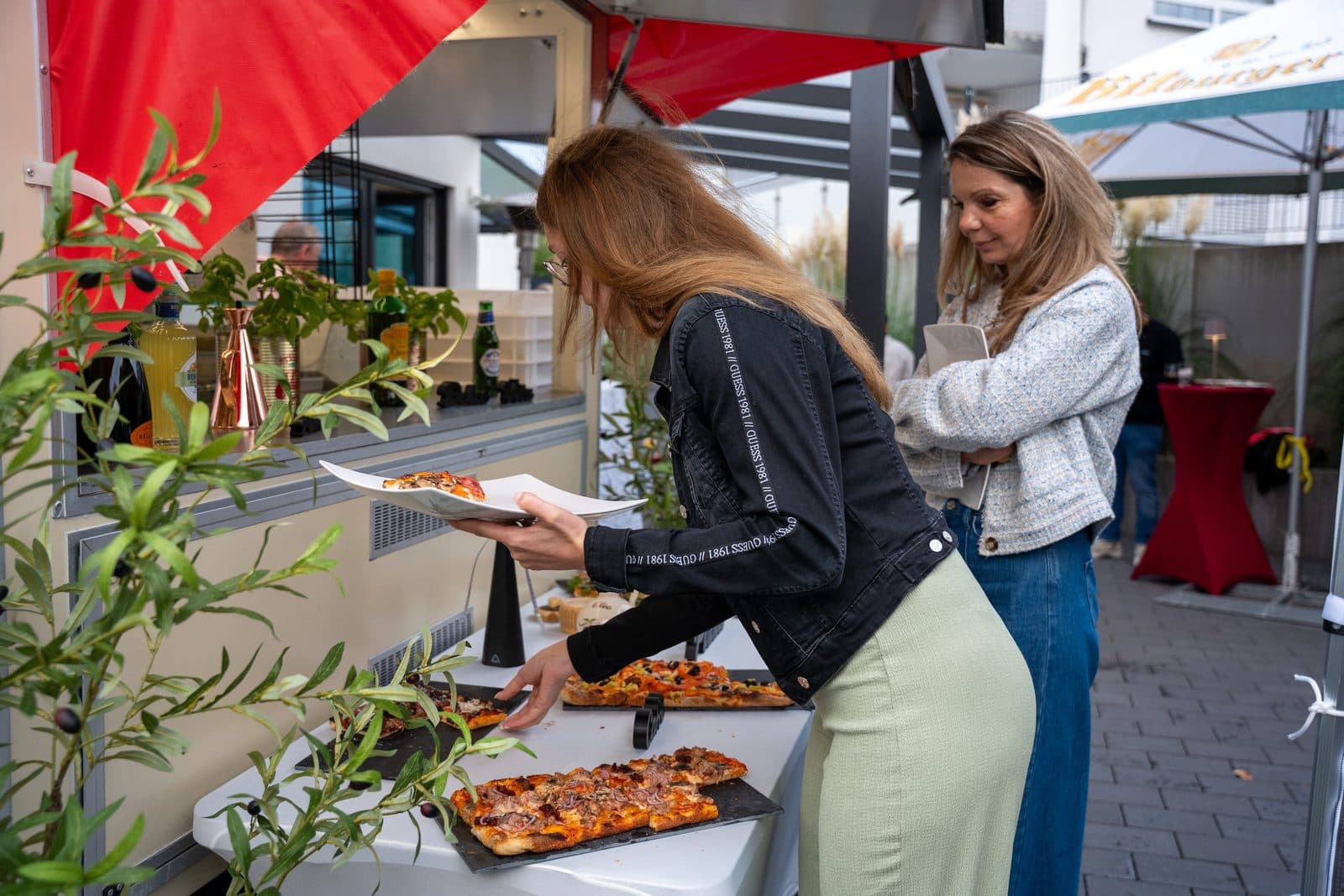 Gäste nehmen sich Pizza vom Buffet