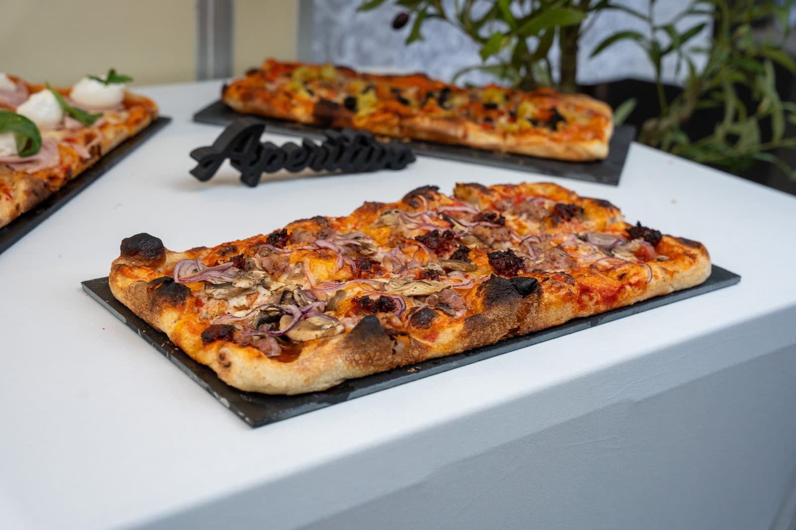 Pizza al Taglio auf dem Servierbrett