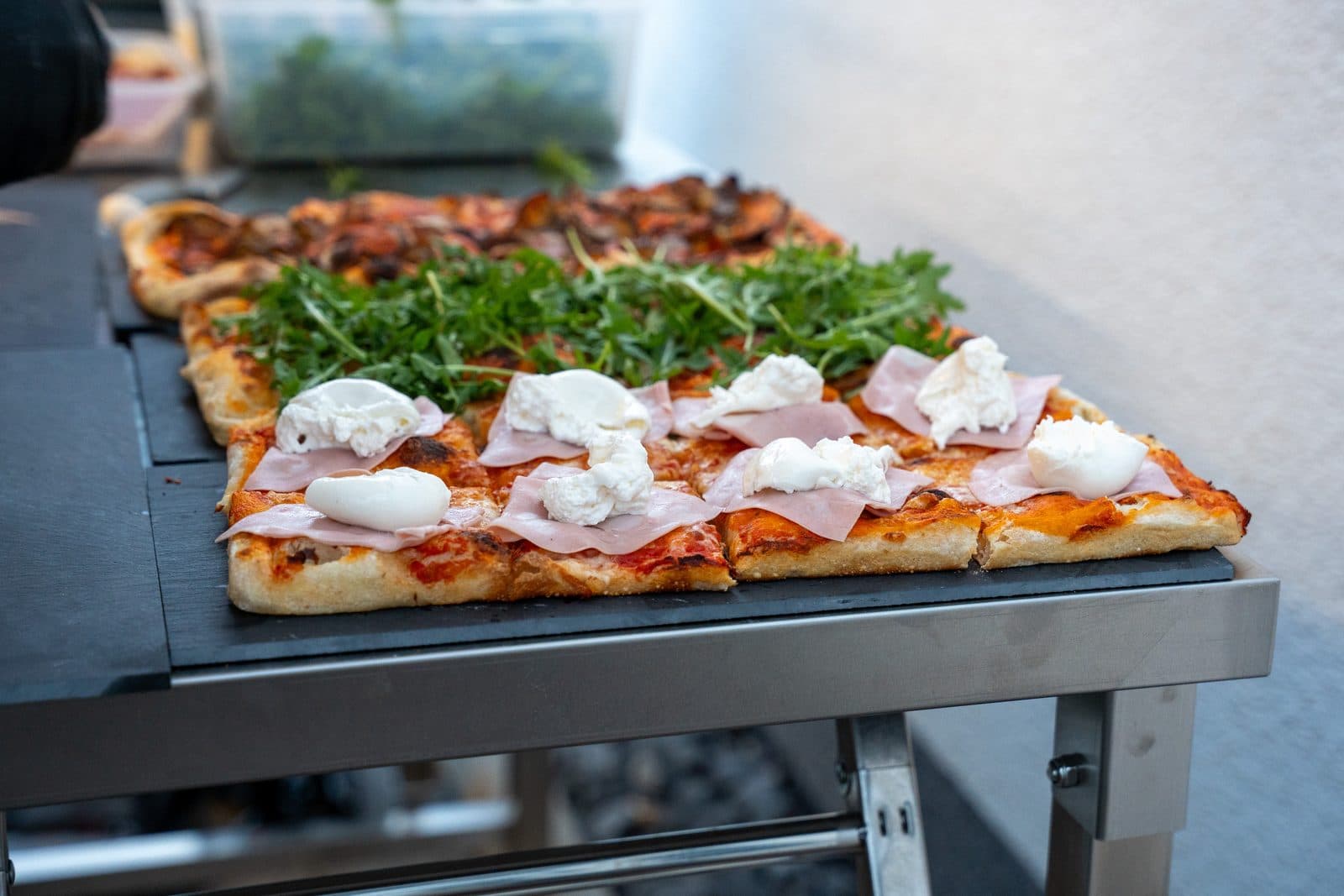 Pizza mit Mortadella, Burrata und Rucola